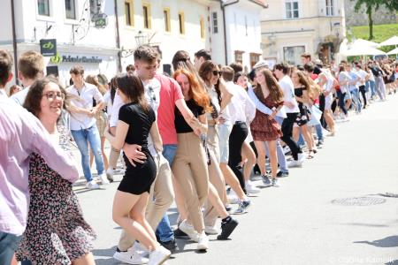 Kamnik danes v znamenju maturantske četvorke, v kateri je zaplesalo preko 200 maturantk in maturantov (76)